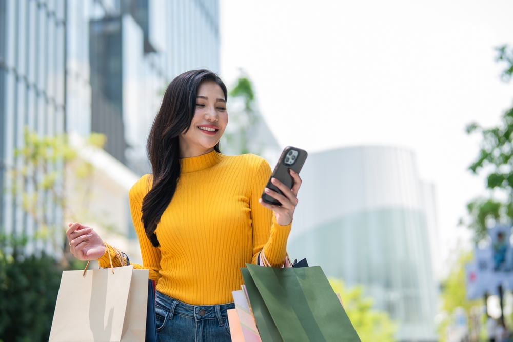 ผู้หญิงชอปปิงใจกลางเมืองอย่างมีความสุข