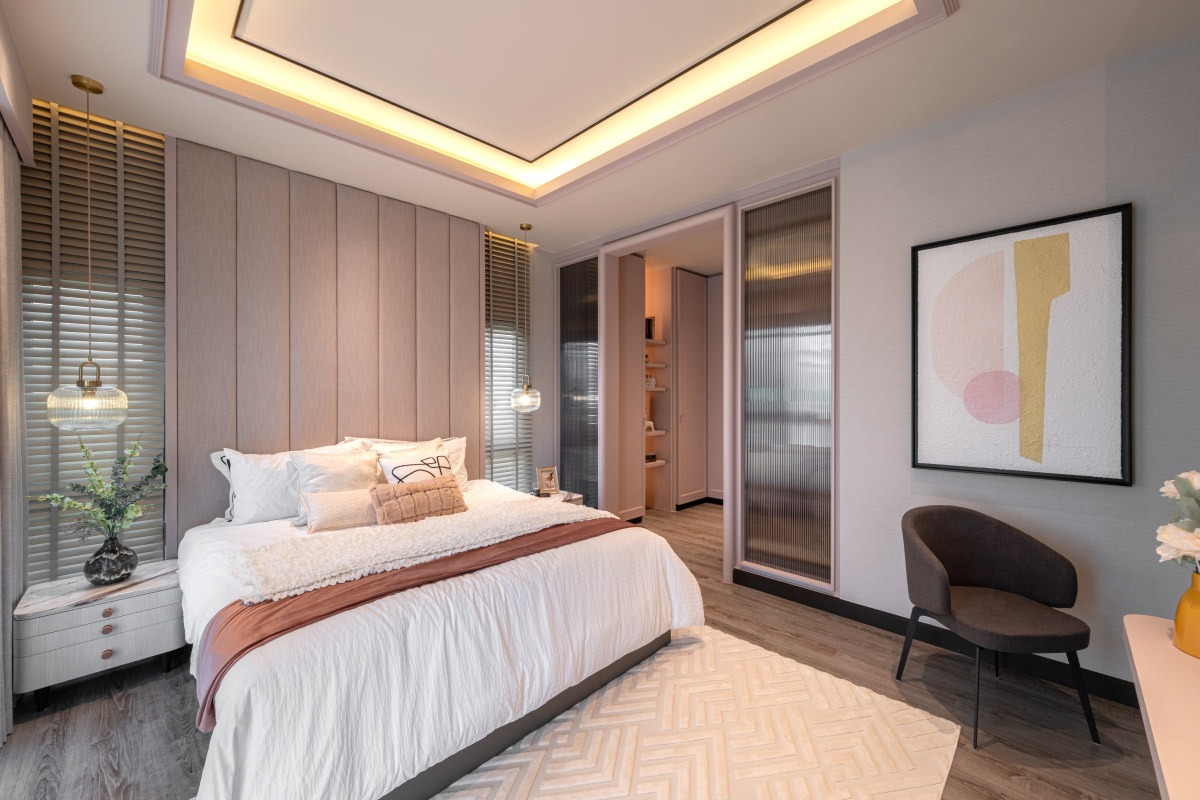 การตกแต่งบ้านสไตล์ Modern Classic ด้วยผนังบุผ้าและบานเกล็ด