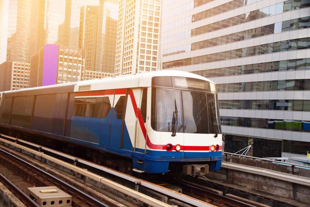 รถไฟฟ้าสายสีเขียวพาดผ่านใจกลางเมือง
