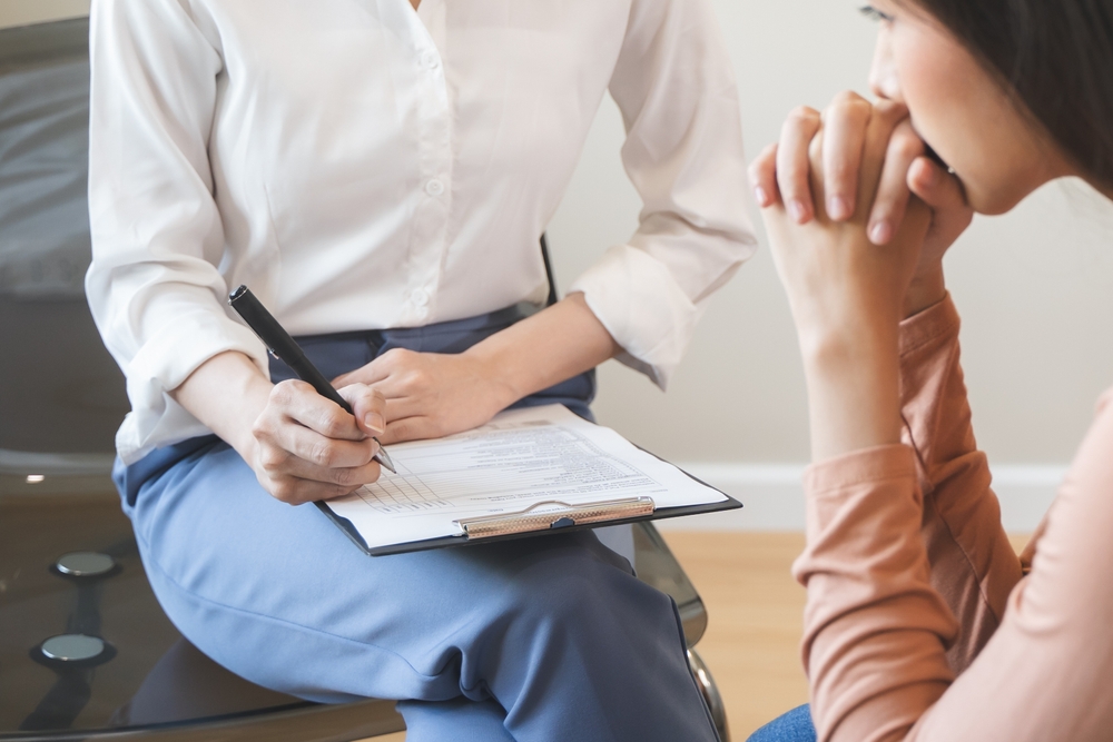 หญิงสาวกำลังขอให้ธนาคารชะลอฟ้องหรือถอนฟ้อง หลังผ่อนบ้านไม่ไหว