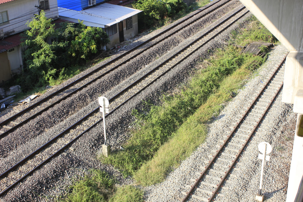 06_what-is-building-setback-regulations.jpg บ้านที่สร้างตามแนวทางรถไฟ โดยเว้นระยะร่นไว้