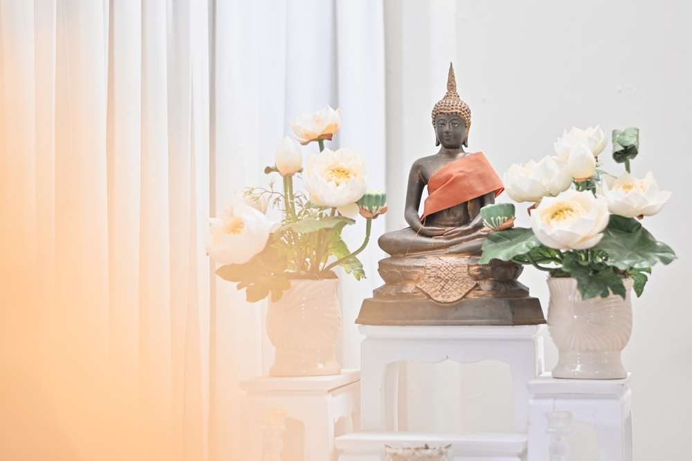 หิ้งพระ วางพระและดอกไม้ ธูป เทียน