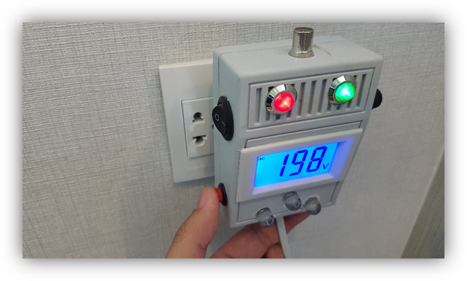 06_ap-condo-qc-standards.png เจ้าหน้าที่ QC ใช้เครื่องมือทดสอบเฉพาะเสียบเข้ากับเต้ารับไฟฟ้า เพื่อเช็กความถูกต้องของการเดินสายและวัดระดับแรงดันไฟ