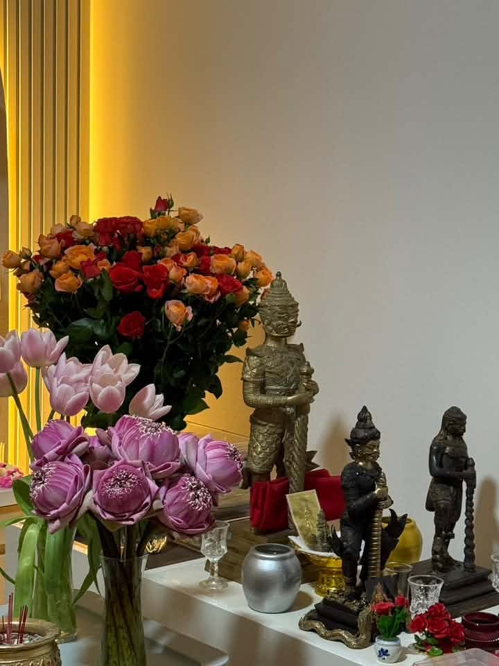 มุมห้องพระที่เงียบสงบสำหรับทำสมาธิ โดยคุณ Nichapa Rerkyindee สะท้อนความสุขใกล้ฉัน จากบ้าน AP