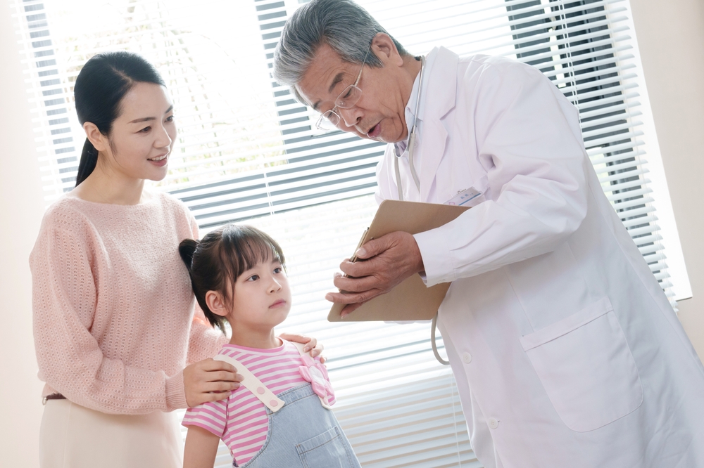 คุณแม่พาลูกไปหาหมอที่โรงพยาบาล