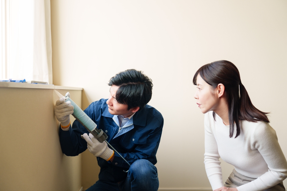 01_ap-home-warranty.jpg ช่างซ่อมบำรุงกำลังตรวจสอบความเรียบร้อยของบ้าน