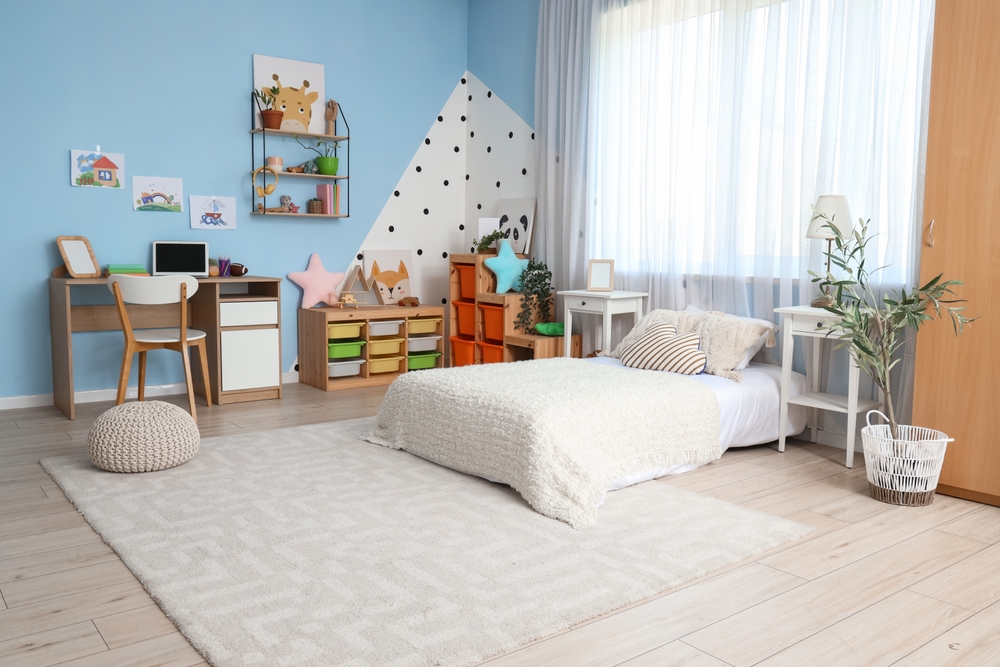 ห้องนอนเด็กที่มีมุมโต๊ะเรียนและมุมพักผ่อน