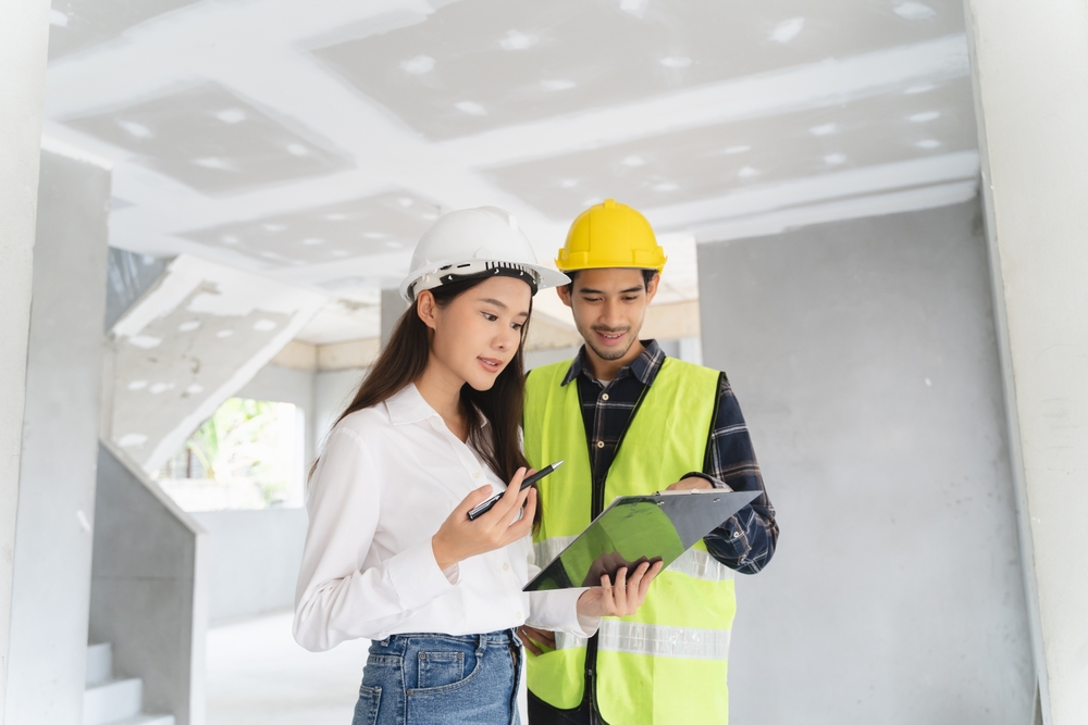 หญิงสาวกำลังติดตามความคืบหน้ากับผู้รับเหมา หลังจากกู้เงินรีโนเวทบ้าน