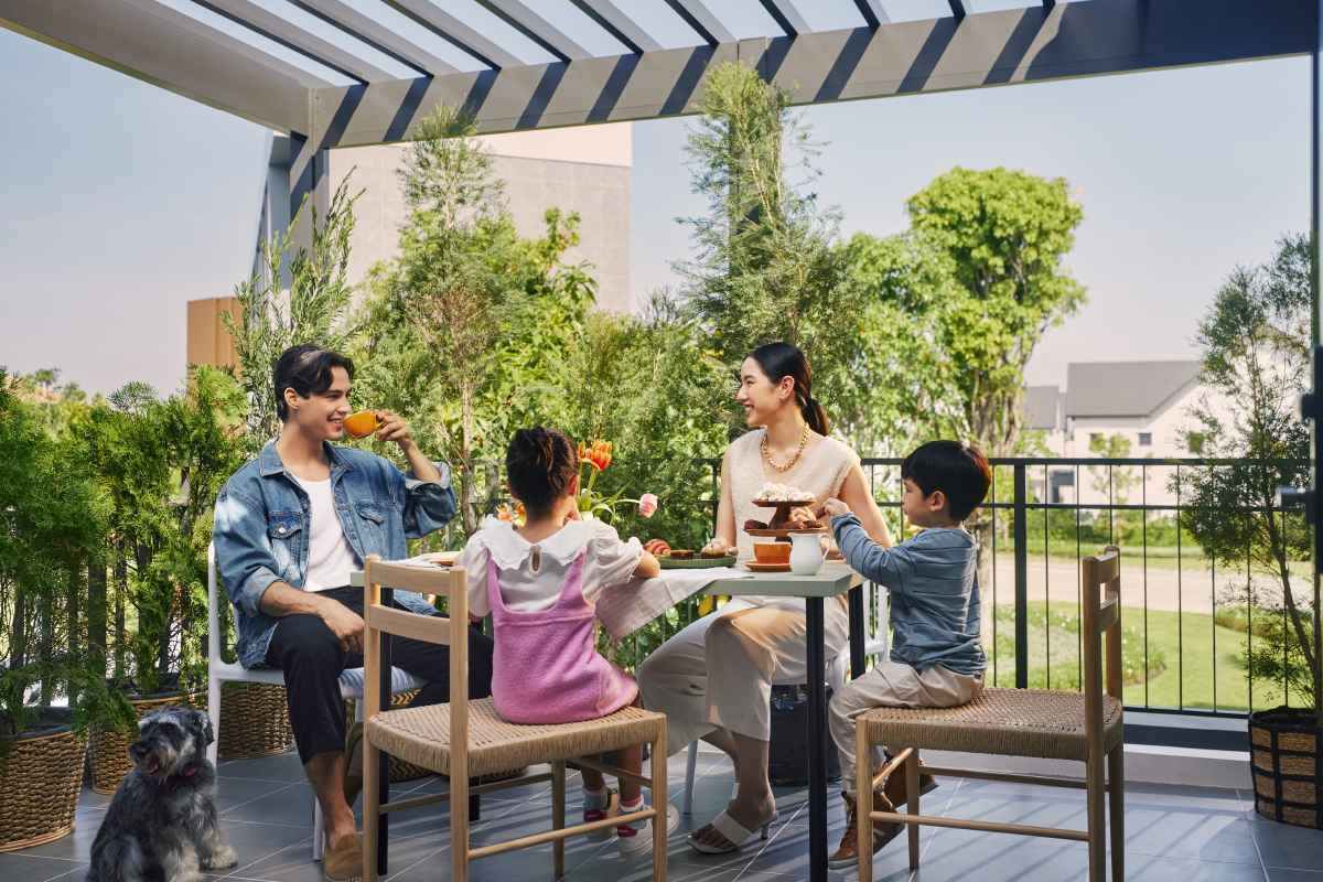 ครอบครัวรับประทานอาหารร่วมกัน ในบ้านเดี่ยว CENTRO วิภาวดี-รังสิต