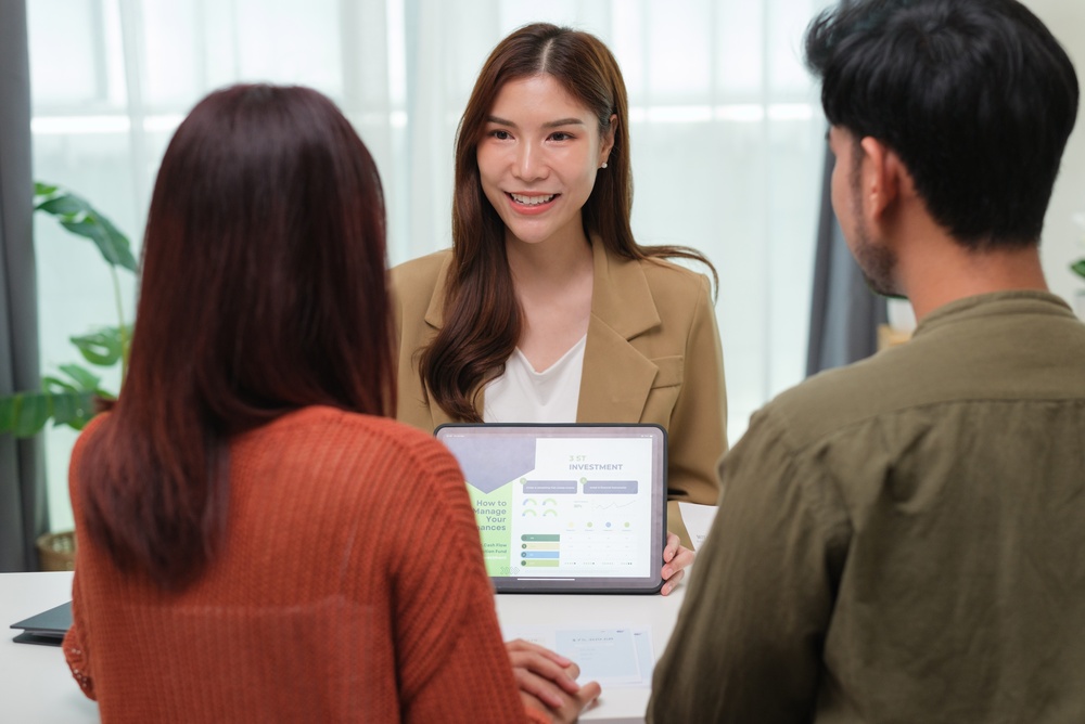 05_knowhow-what-is-retention.jpg เจ้าหน้าที่สินเชื่อของธนาคารให้คำแนะนำเกี่ยวกับการ Retention บ้าน