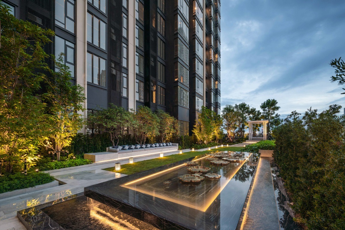 สวนหน้าโครงการคอนโด THE ADDRESS สยาม-ราชเทวี