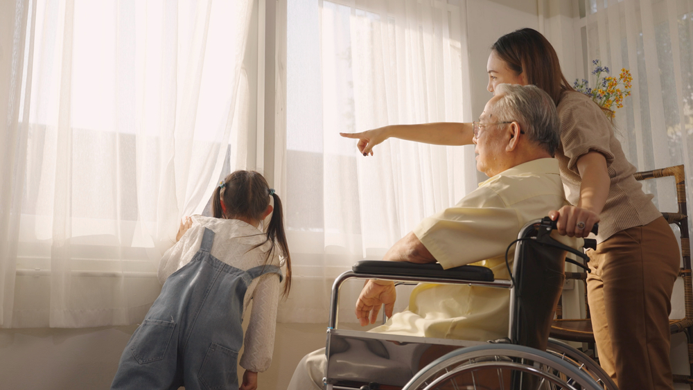 029_single-detached-house-bangplee.jpg ครอบครัวมาเยี่ยมผู้สูงวัยที่โรงพยาบาลในย่านบางพลี