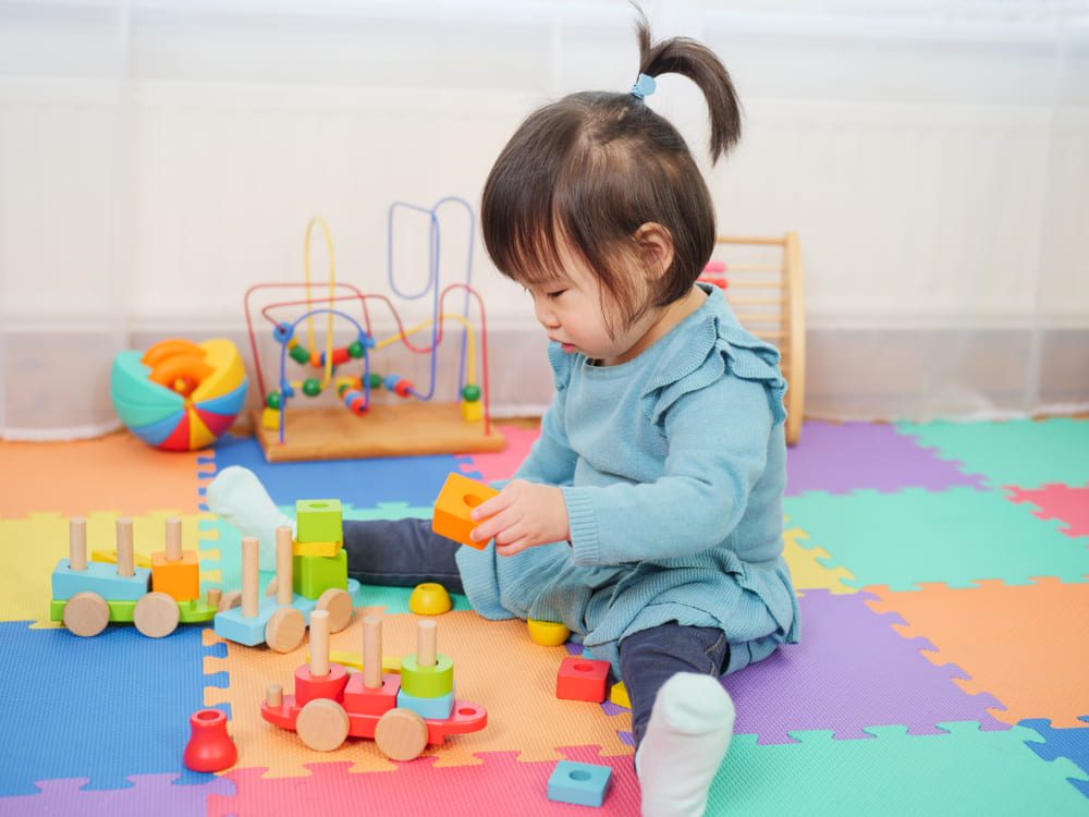 เด็กเล่นบล็อกไม้