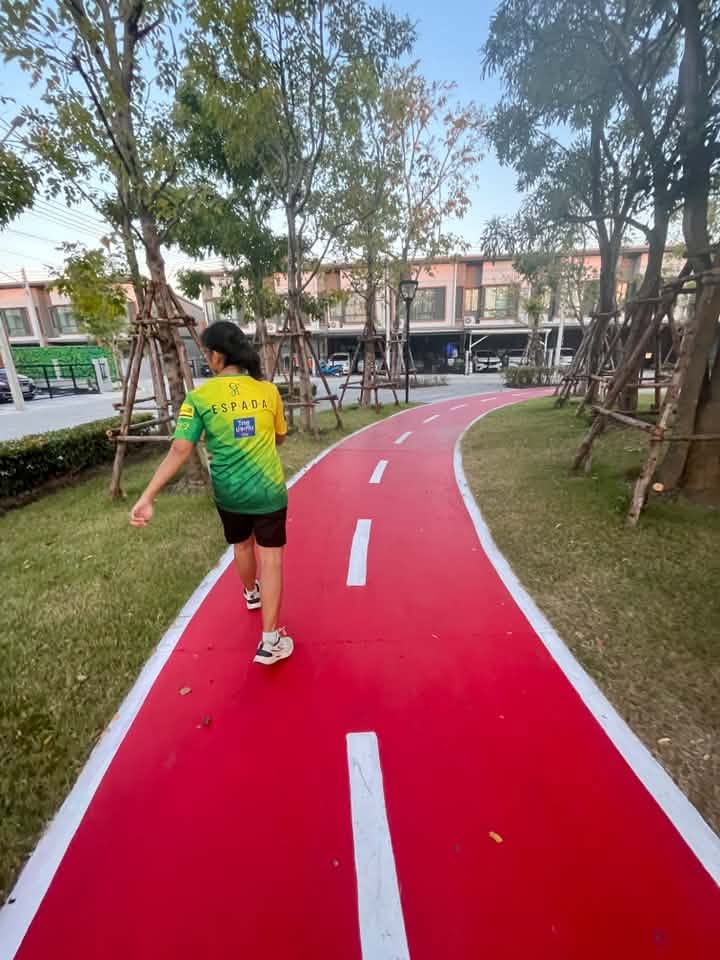 เดินออกกำลังกายบน Jogging Track โดยคุณ Phanupong Khamborisuth สะท้อนความสุขใกล้ฉัน จากบ้าน AP