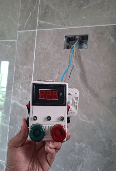 เครื่องทดสอบ RCD เสียบคาเต้ารับที่ผนัง หน้าจอแสดงค่าแรงดันไฟฟ้า 226 โวลต์ เพื่อทดสอบระบบป้องกันไฟรั่ว