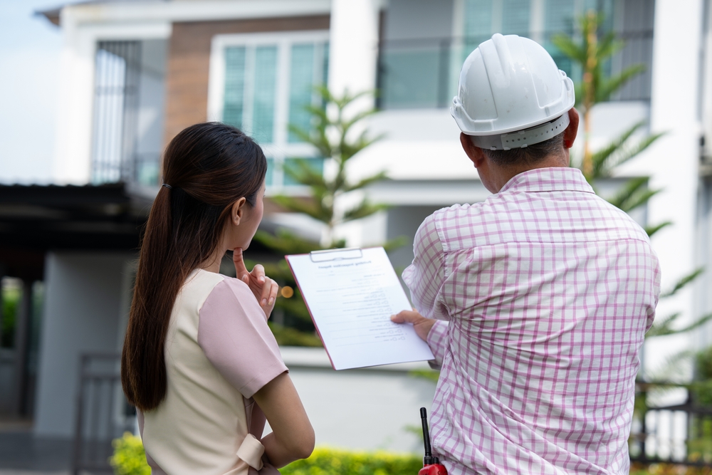 17_ap-fixes-water-leaks.jpg เจ้าหน้าที่ควบคุมงานตรวจเช็กความเรียบร้อยตามเอกสาร Check Point Leak Repair หลังซ่อมเสร็จ