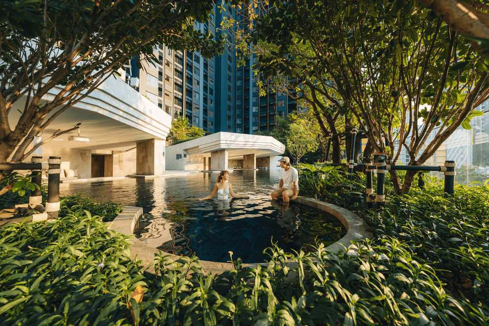 11_ap-condo-qc-standards.jpg ลูกบ้านพักผ่อนในสระว่ายน้ำส่วนกลางที่ออกแบบสวยงามและรายล้อมด้วยพื้นที่สีเขียวร่มรื่น
