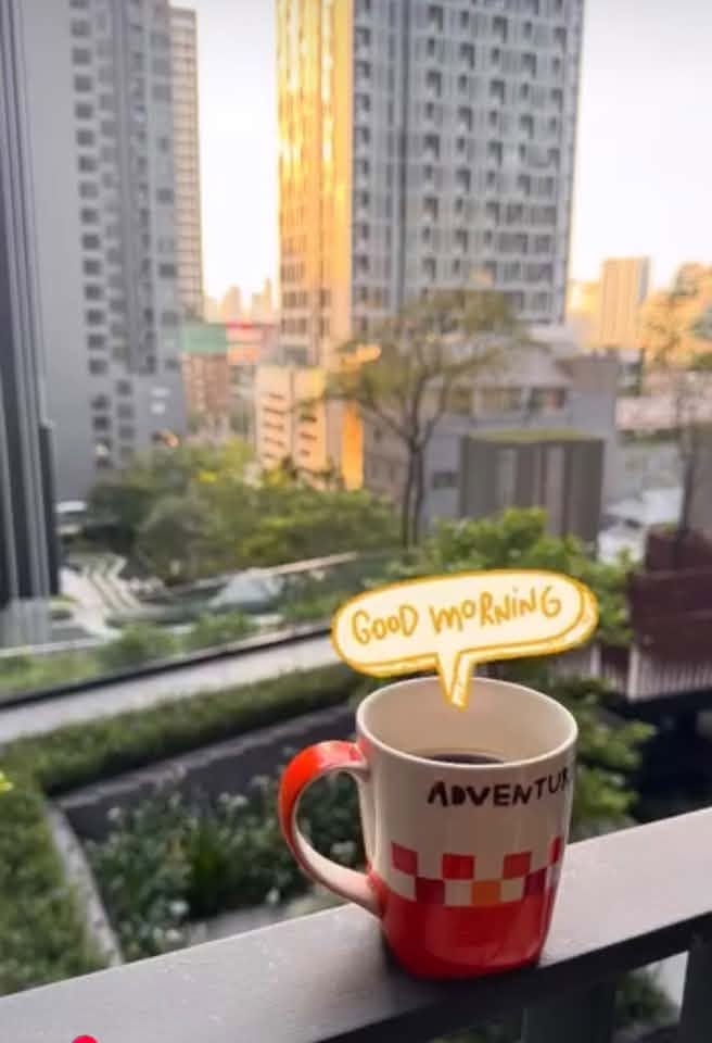 แก้วกาแฟริมระเบียงสำหรับจิมยามเช้า โดยคุณ Bigbell Piyamat สะท้อนความสุขใกล้ฉัน จากคอนโด AP