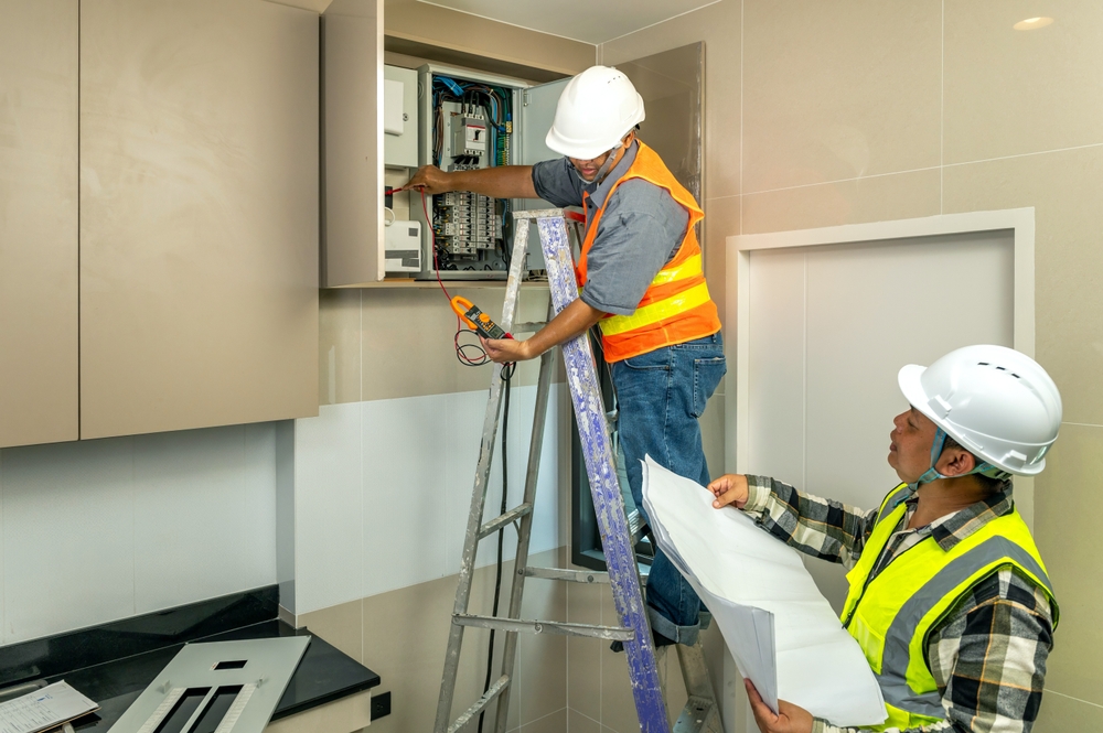 ช่างผู้เชี่ยวชาญกำลังตรวจบ้านในส่วนระบบไฟฟ้าทั้งในและนอกบ้าน