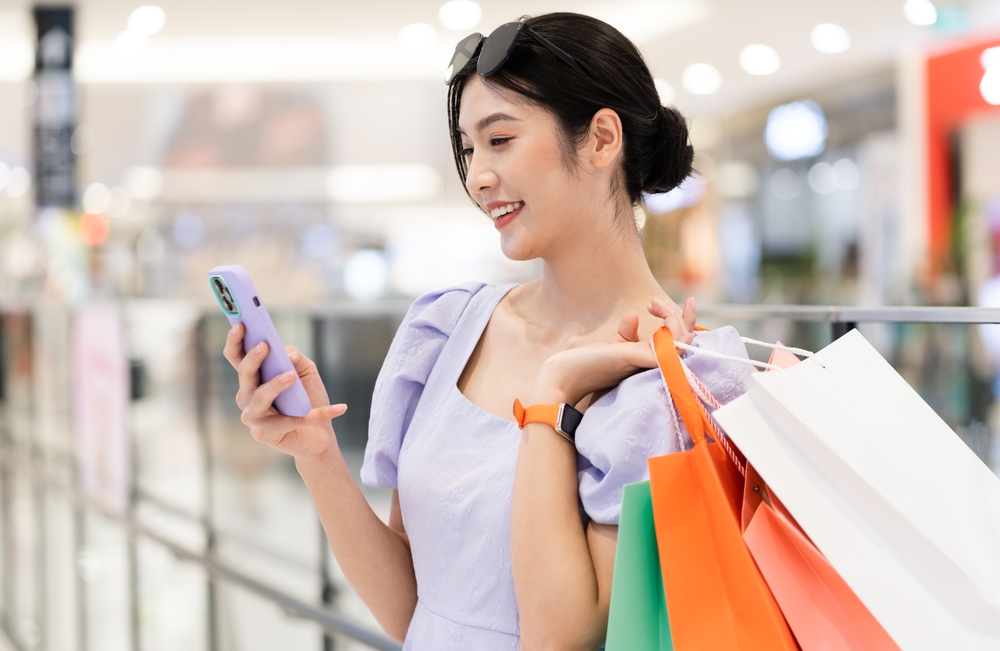 ผู้หญิงชอปปิงในห้างสรรพสินค้า