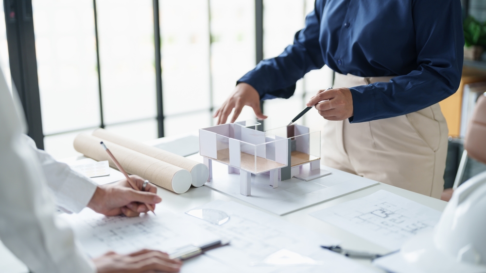 09_what-is-building-setback-regulations.jpg ทีมสถาปนิกและวิศวกรร่วมวางแผนคำนวณระยะร่นก่อนทำแบบเพื่อขออนุญาตก่อสร้าง