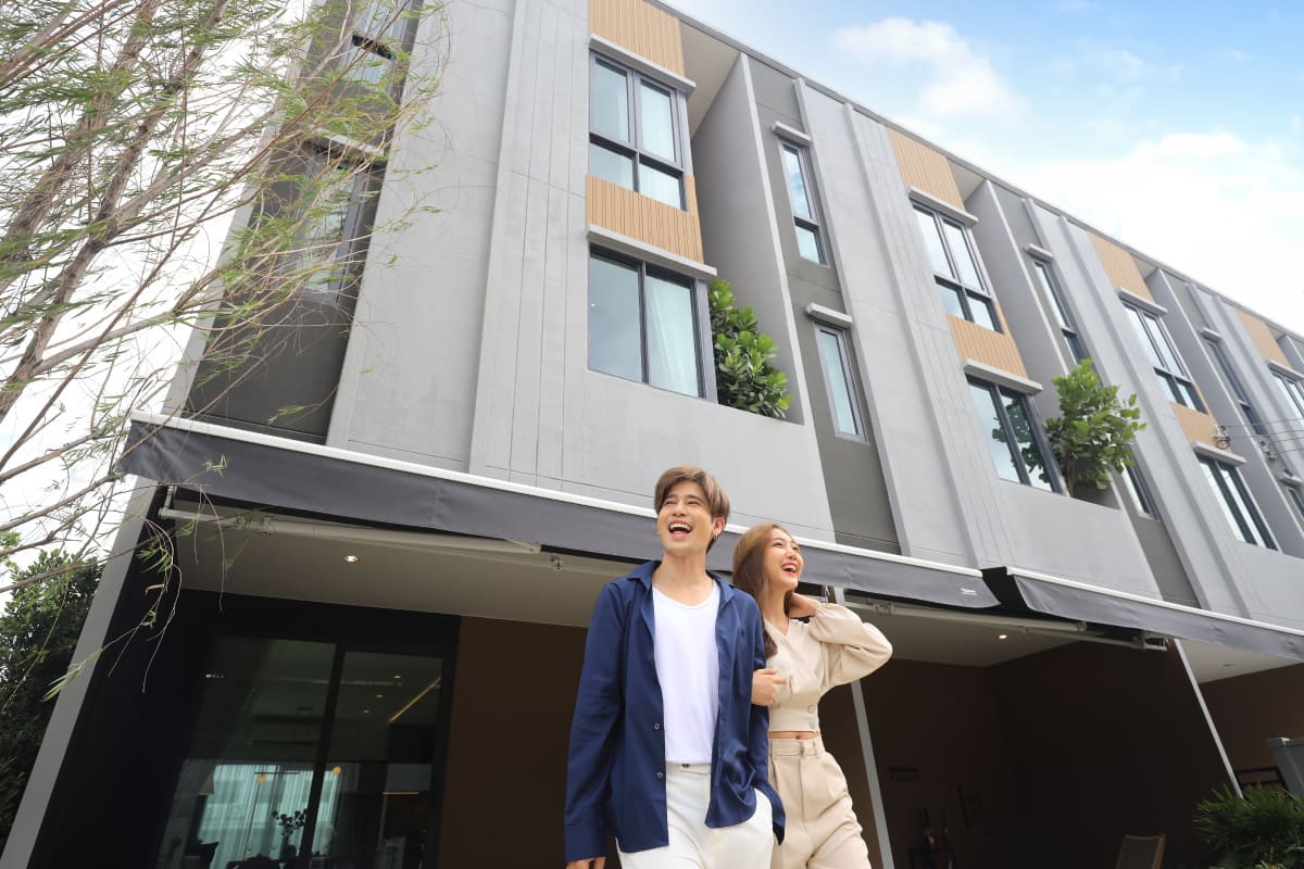 คู่รักอาศัยอยู่ในบ้านทาวน์โฮมอย่างมีความสุข
