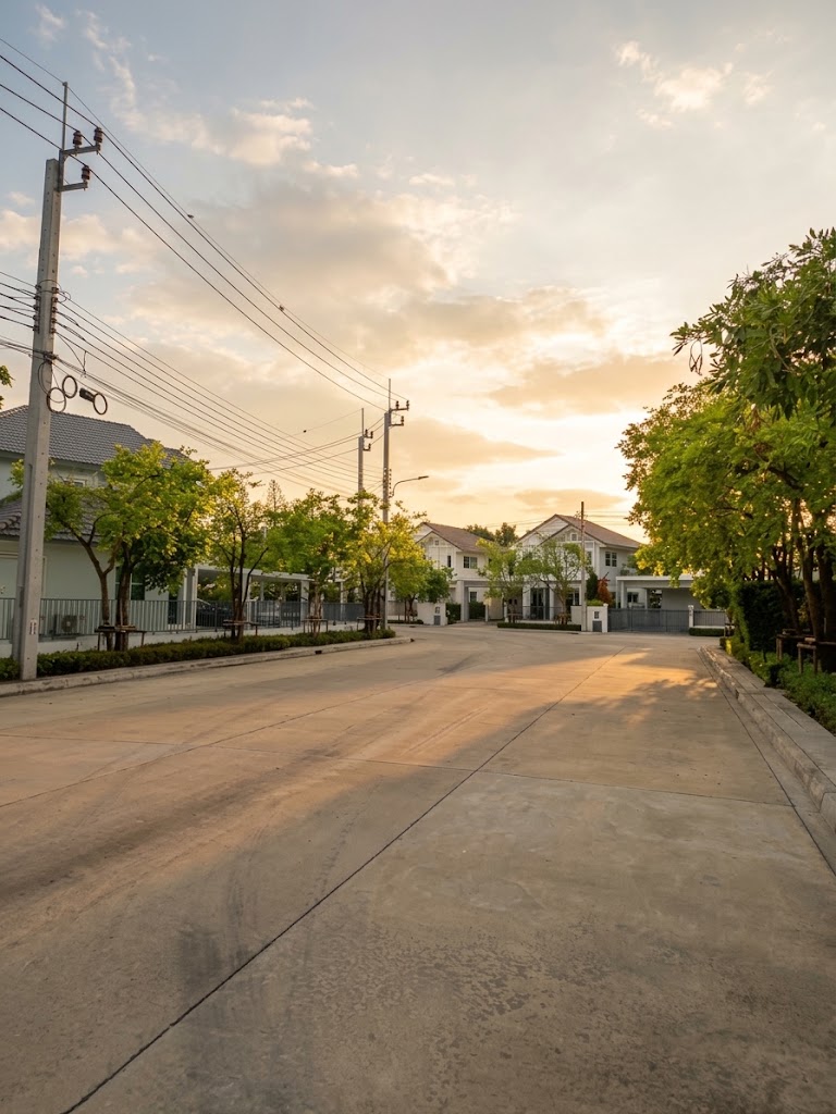 ถนนในหมู่บ้านที่สะอาดและไม่มีรถจอดขวางทาง โดยคุณ Tax Taku สะท้อนความสุขใกล้ฉัน จากบ้าน AP