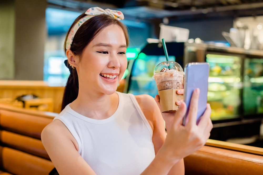 นั่งชิลในร้านอาหารบนศูนย์การค้าชื่อดัง