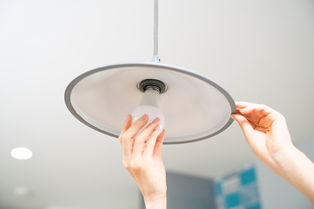 การเปลี่ยนหลอดไฟเพดาน