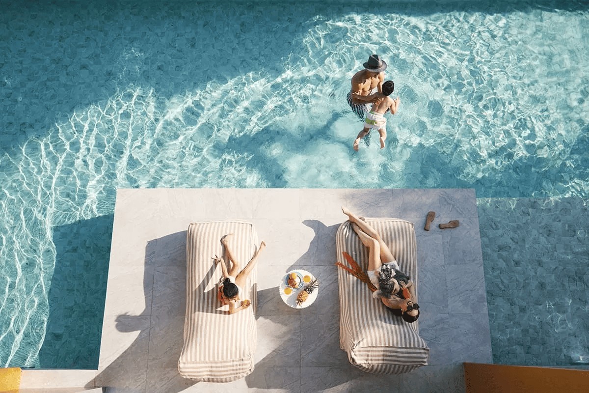 ครอบครัวพักผ่อนในพื้นที่ส่วนกลางของโครงการ THE CITY ดอนเมือง - แจ้งวัฒนะ