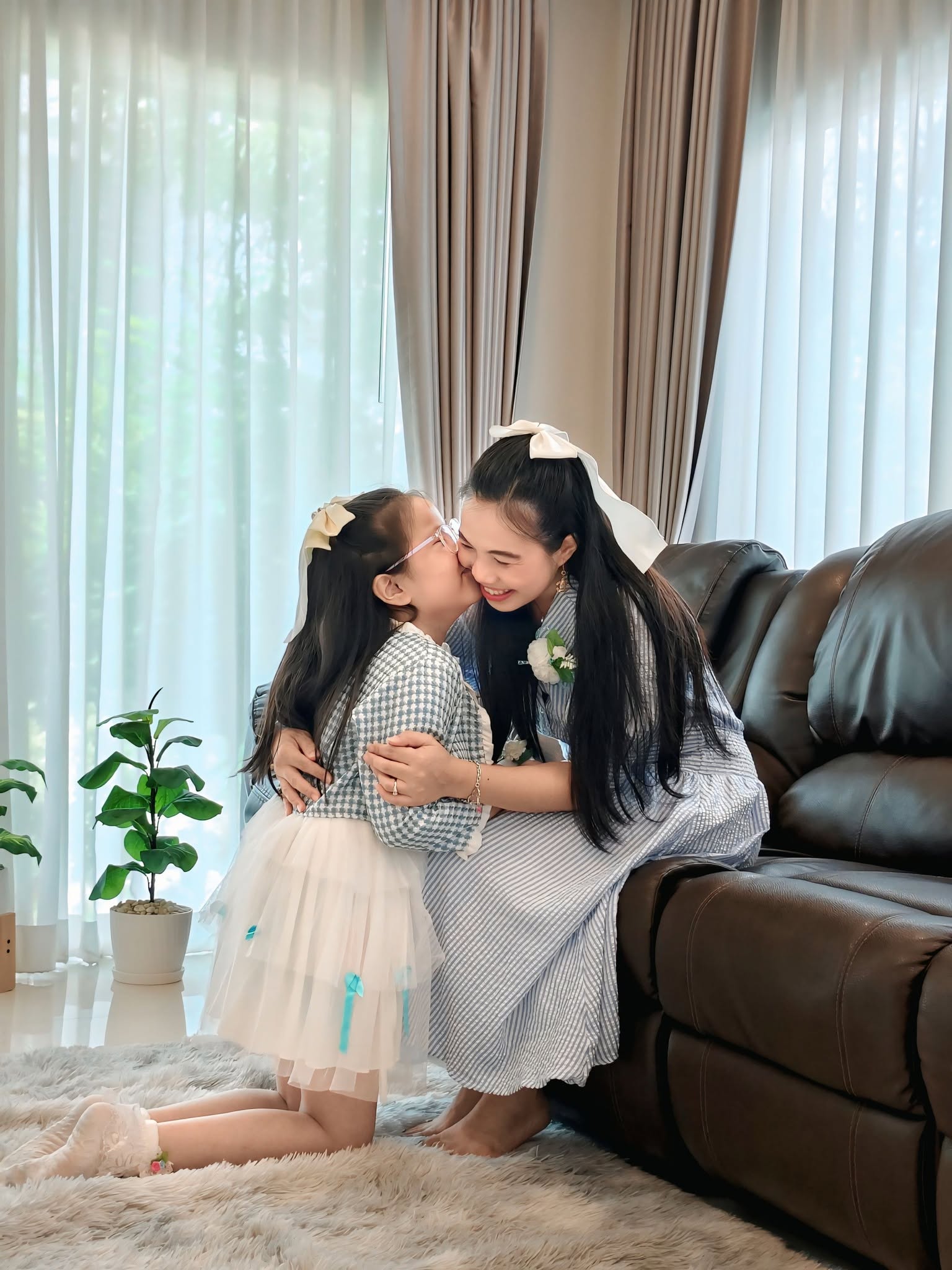 แม่กอดลูกบริเวณโซฟาห้องรับแขก โดยคุณ Mommyy Jeab สะท้อนความสุขใกล้ฉัน จากบ้าน AP