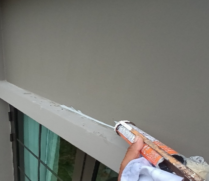 04_ap-fixes-water-leaks.png รอยต่อบัวประดับภายนอกอาคารและวงกบที่เสี่ยงต่อการเกิดน้ำรั่วซึมหากวัสดุยาแนวเสื่อมสภาพ