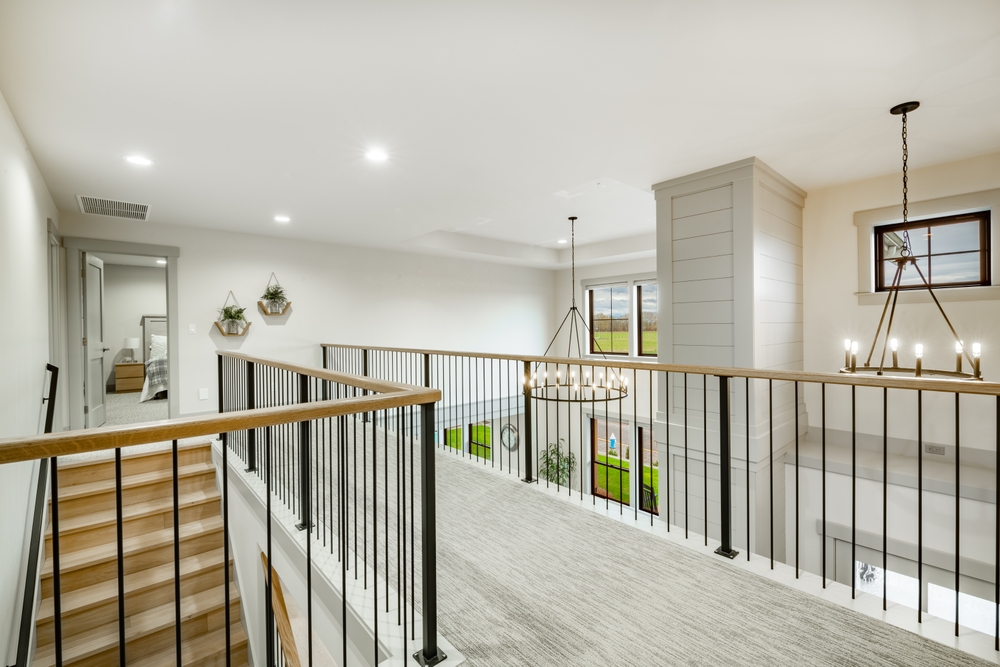 บันไดตรงกับประตูห้อง มีผลกับฮวงจุ้ยบันได ทำให้พลังไหลอย่างรวดเร็ว