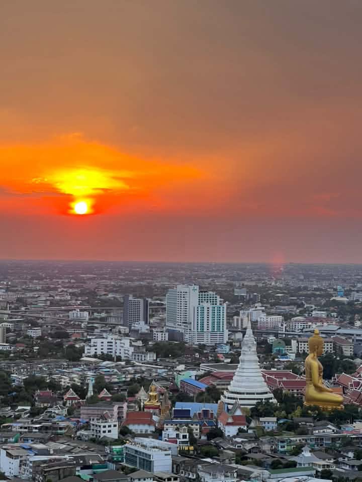 วิวพระอาทิตย์ตกสวยงามจากบนชั้นดาดฟ้าของคอนโด โดยคุณ Ben Pypt สะท้อนความสุขใกล้ฉัน จากคอนโด AP