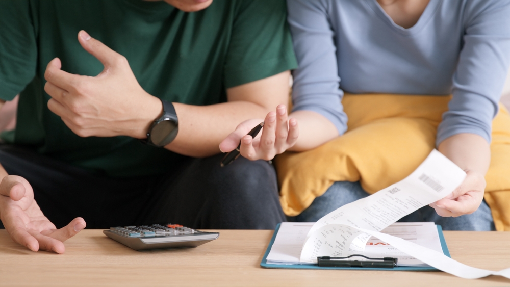 หญิงสาวตรวจสอบโปรโมชันบ้านราคา 3 ล้านบาทเพิ่มเติมจากธนาคาร