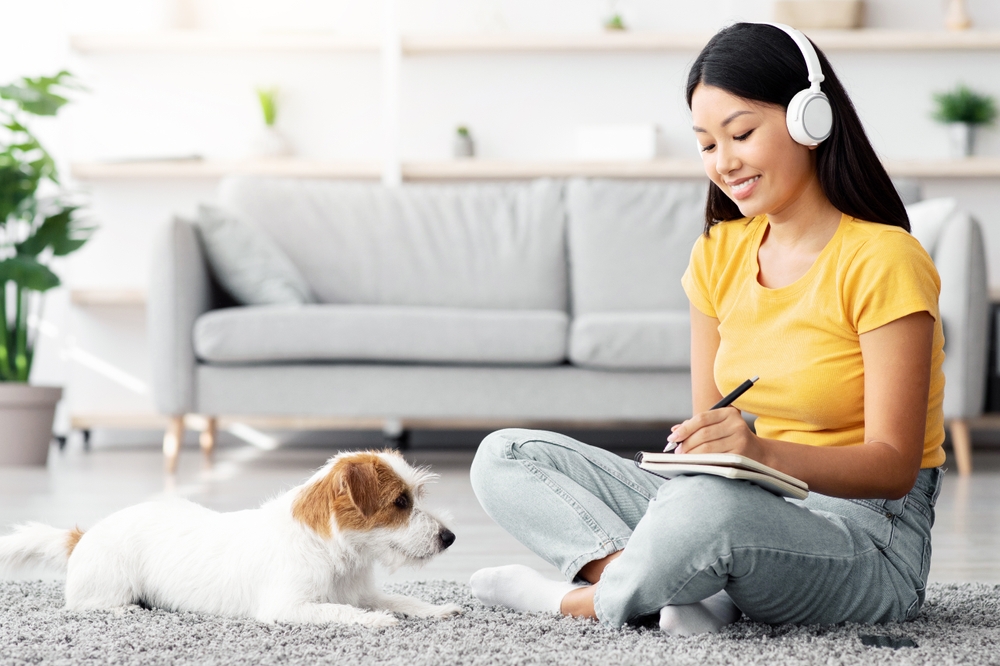 13_buy-house-vs-condo.jpg หญิงสาวกำลังจดเรื่องค่าใช้จ่ายส่วนกลาง