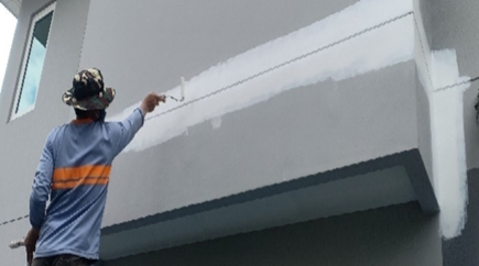15_ap-fixes-water-leaks.png ผนังภายนอกอาคารที่มีร่องตกแต่ง (PVC Groove) ซึ่งต้องตรวจสอบวัสดุอุดรอยต่อไม่ให้เสื่อมสภาพ