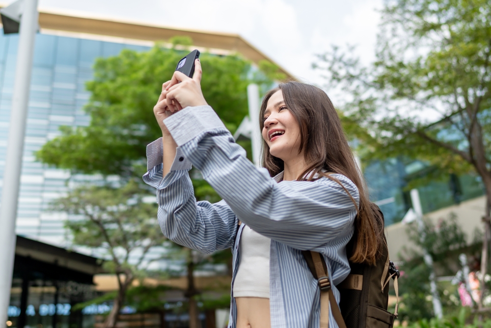 หญิงสาวพักผ่อนในแหล่งไลฟ์สไตล์ชื่อดังย่านพระราม 5