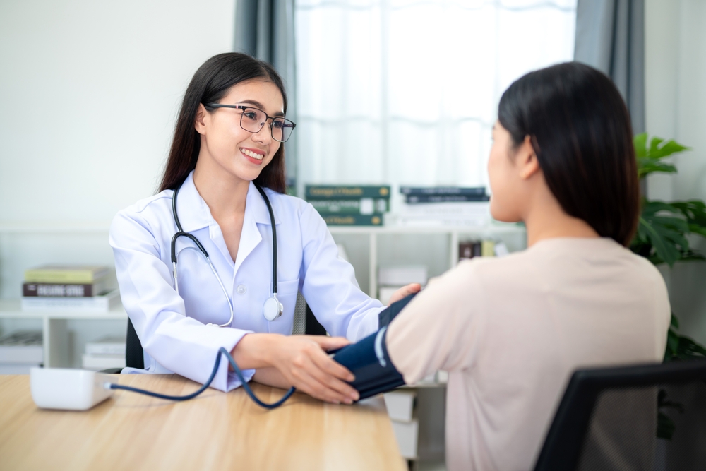 แพทย์หญิงตรวจคนไข้