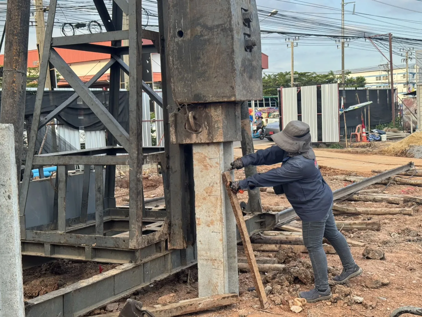 ทีมงานเอพีใช้ตลับเมตรตรวจสอบความสมบูรณ์และขนาดของเสาเข็มก่อนดำเนินการตอก เพื่อคุมคุณภาพฐานรากบ้าน