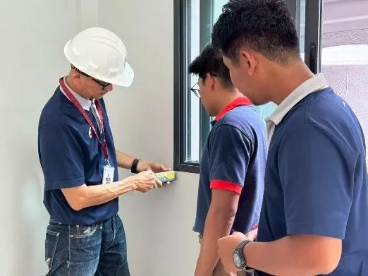 ทีมงานเอพีตรวจสอบความเรียบร้อยของหน้าต่างและรอยต่อรอบวงกบ เพื่อให้เปิดปิดใช้งานคล่องตัวและป้องกันน้ำรั่วซึม