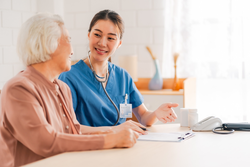 หมอดูแลคนไข้ผู้สูงอายุ