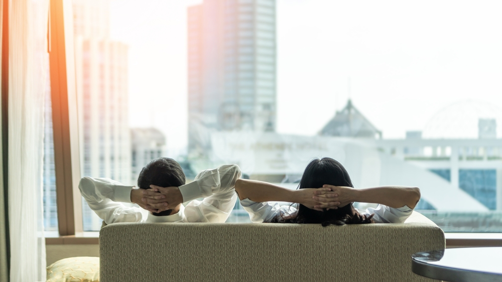 คู่รักใช้ชีวิตอย่างมีความสุขในคอนโดไม่เกิน 3 ล้านบาท จาก AP Thai