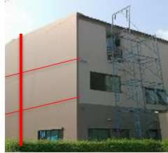 ช่างทำการฉีดน้ำทดสอบรอยต่อผนังพรีแคส (Precast) ทั้งแนวตั้งและแนวนอนเพื่อเช็กการรั่วซึม