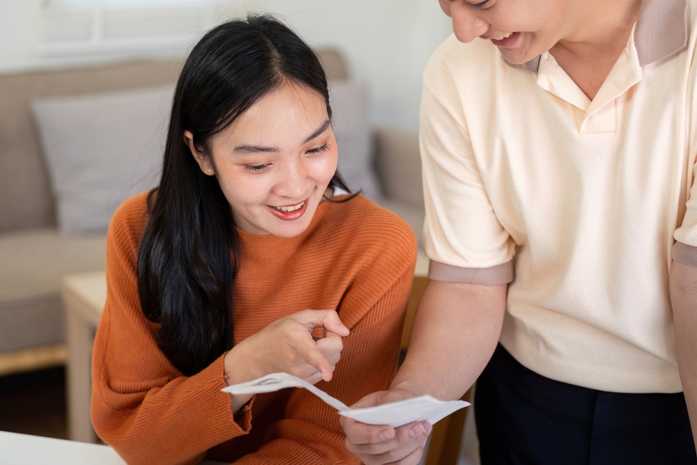 คู่รักพูดคุยกันเรื่องซื้อบ้านเดี่ยวบางนา ราคา 5 - 6 ล้าน ต้องผ่อนเดือนละเท่าไหร่?