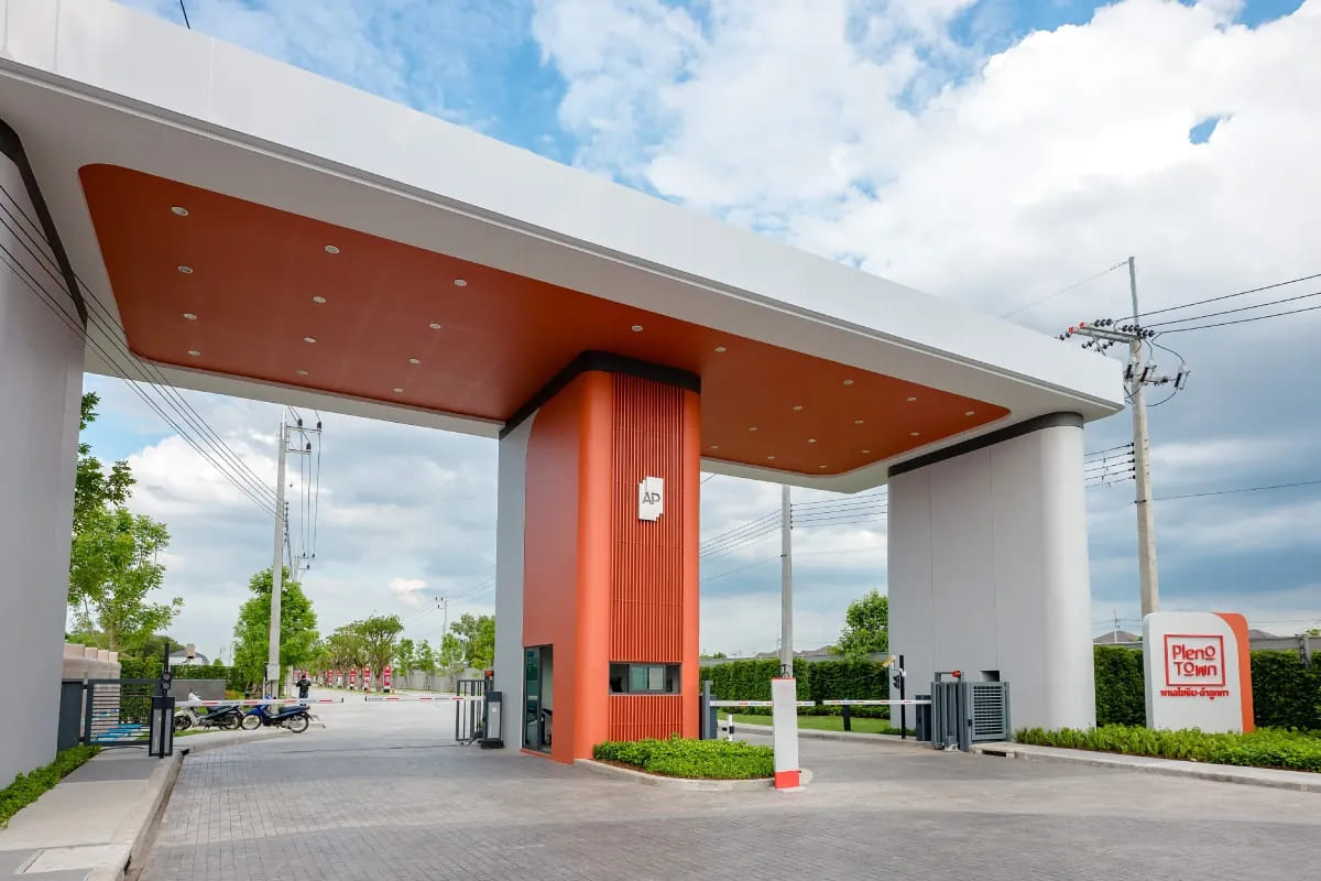 บรรยากาศทางเข้าโครงการ PLENO TOWN พหลโยธิน - ลำลูกกา