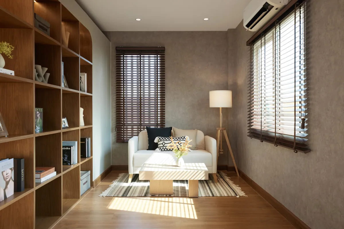 การตกแต่งมุมนั่งเล่นสไตล์ Muji ด้วยบิ้วอินชั้นไม้เต็มผนัง