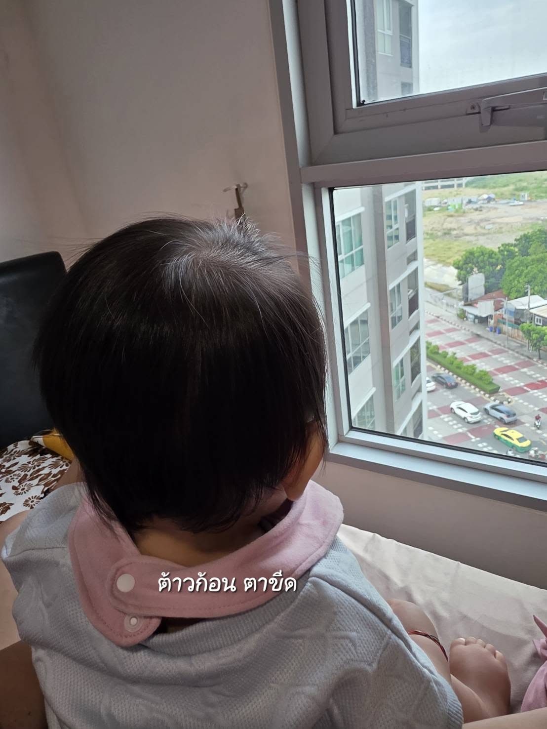 เด็กน้อยมองวิวเมืองจากหน้าต่างห้องนอน โดยคุณต้าวก้อน ตาขีด สะท้อนความสุขใกล้ฉัน จากคอนโด AP
