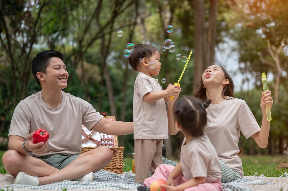 ครอบครัวใช้เวลาในพื้นที่สีเขียว จุดเด่นที่ทำให้บ้านเดี่ยวเขตทวีวัฒนาได้รับความนิยม