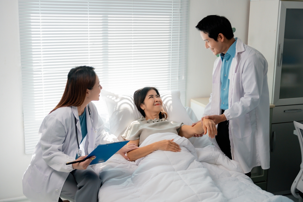 ทีมแพทย์รักษาผู้ป่วย